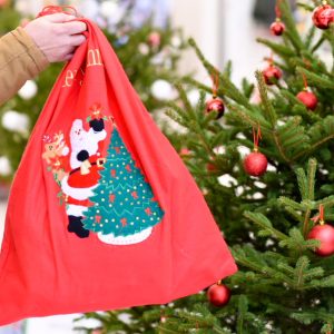 Хумана новогодишна кампања | 12 Новогодишни елки – 12 медиумски приказни Хумана новогодишна кампања | 12 Новогодишни елки – 12 медиумски приказни