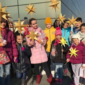 Коледарската дружина пред вратите на Skopje City Mall Коледарската дружина пред вратите на Skopje City Mall