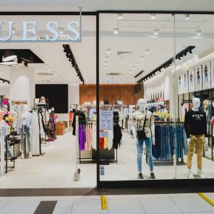 Во Skopje City Mall е отворена првата продавница Guess во Македонија Во Skopje City Mall е отворена првата продавница Guess во Македонија